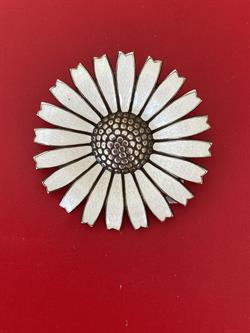 Broche i sølv, Marguerit Guilloche